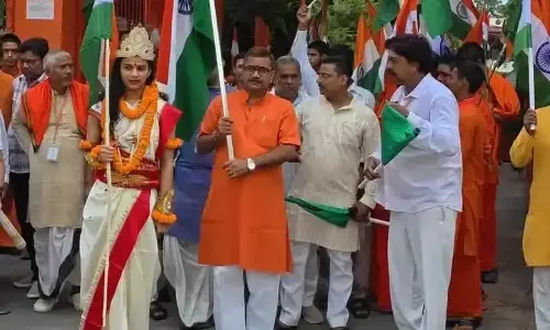 Varanasi: भारत माता पूजन के बाद निकली तिरंगा यात्रा, विधायक डॉ. नीलकंठ ने किया नेतृत्व Varanasi: भारत माता पूजन के बाद निकली तिरंगा यात्रा, विधायक डॉ. नीलकंठ ने किया नेतृत्व
