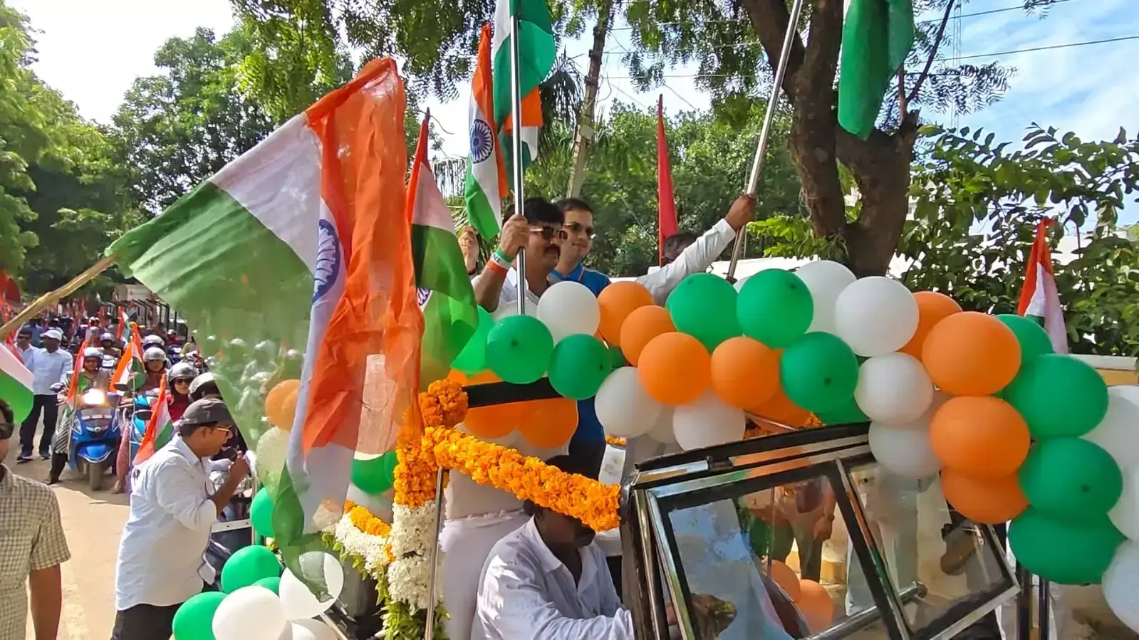 Jaunpur: जौनपुर की सड़कों पर दिखा तिरंगे का जोश, निकली विशाल बाइक रैली Jaunpur: जौनपुर की सड़कों पर दिखा तिरंगे का जोश, निकली विशाल बाइक रैली