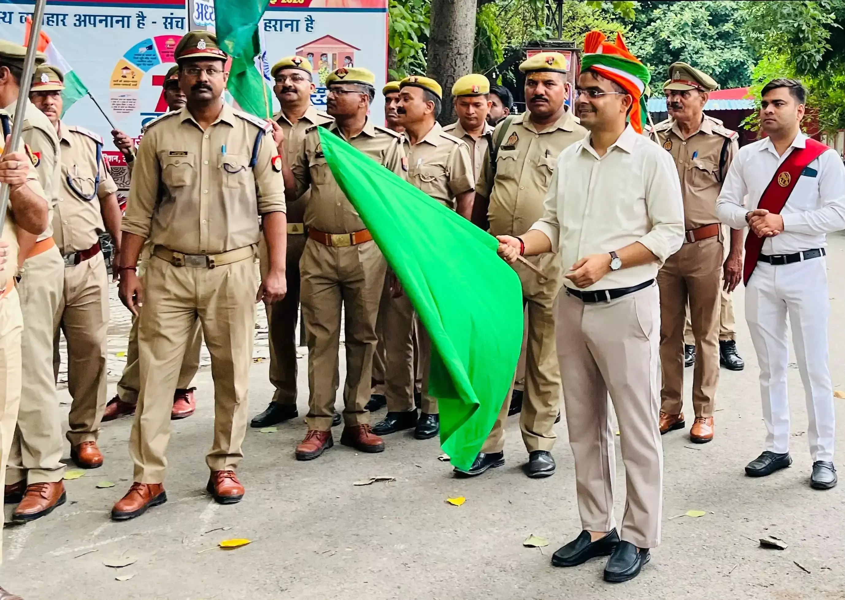 Varanasi: वाराणसी कलेक्ट्रेट से निकली तिरंगा यात्रा, डीएम ने दिखाई हरी झंडी Varanasi: वाराणसी कलेक्ट्रेट से निकली तिरंगा यात्रा, डीएम ने दिखाई हरी झंडी