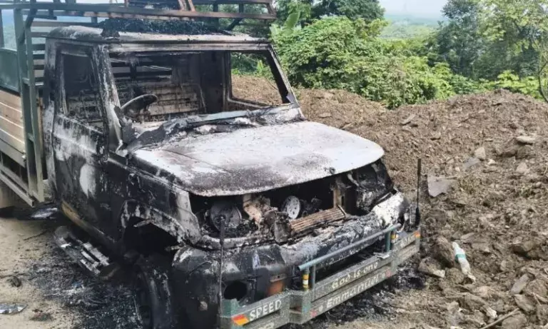 मणिपुर हिंसा: सेनापति में बोलेरो अगवा, उपद्रवियों ने लगाई आग मणिपुर हिंसा: सेनापति में बोलेरो अगवा, उपद्रवियों ने लगाई आग