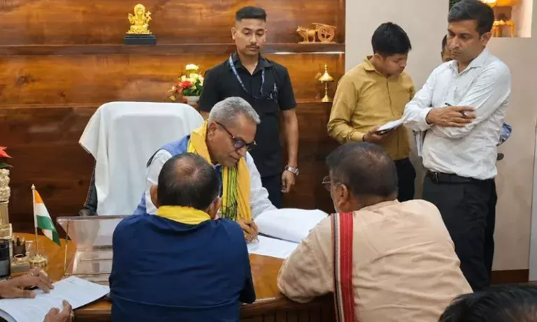 Assam: कोच राजबंशी समुदाय की एसटी दर्जे और भाषा मान्यता की मांग Assam: कोच राजबंशी समुदाय की एसटी दर्जे और भाषा मान्यता की मांग