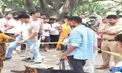 दुल्हन की तरह सजाकर रखा गया युवती का शव दुल्हन की तरह सजाकर रखा गया युवती का शव
