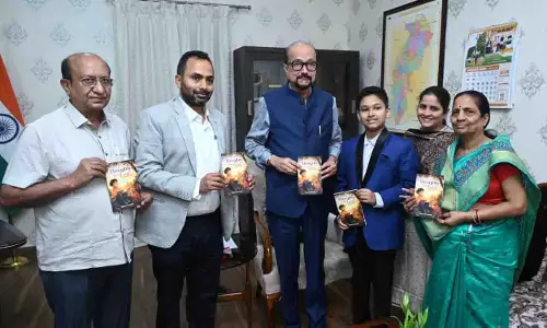 राज्यपाल डेका ने 12 वर्षीय छात्र मास्टर दिव्यांश की पुस्तक थॉट्स अबाउट गॉड का किया विमोचन राज्यपाल डेका ने 12 वर्षीय छात्र मास्टर दिव्यांश की पुस्तक थॉट्स अबाउट गॉड का किया विमोचन