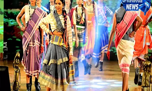 जंगलों से रैंप तक का सफर पूर्व महिला माओवादियों ने फैशन शो में दिखाया नया अंदाज जंगलों से रैंप तक का सफर पूर्व महिला माओवादियों ने फैशन शो में दिखाया नया अंदाज