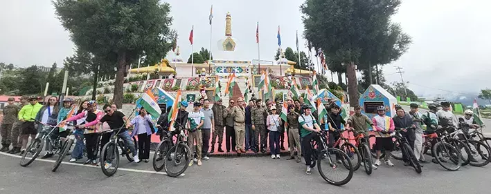 आजादी के जश्न से पहले निकली भव्य तिरंगा यात्रा बाइक और साइकिल पर दिखा उत्साह आजादी के जश्न से पहले निकली भव्य तिरंगा यात्रा बाइक और साइकिल पर दिखा उत्साह