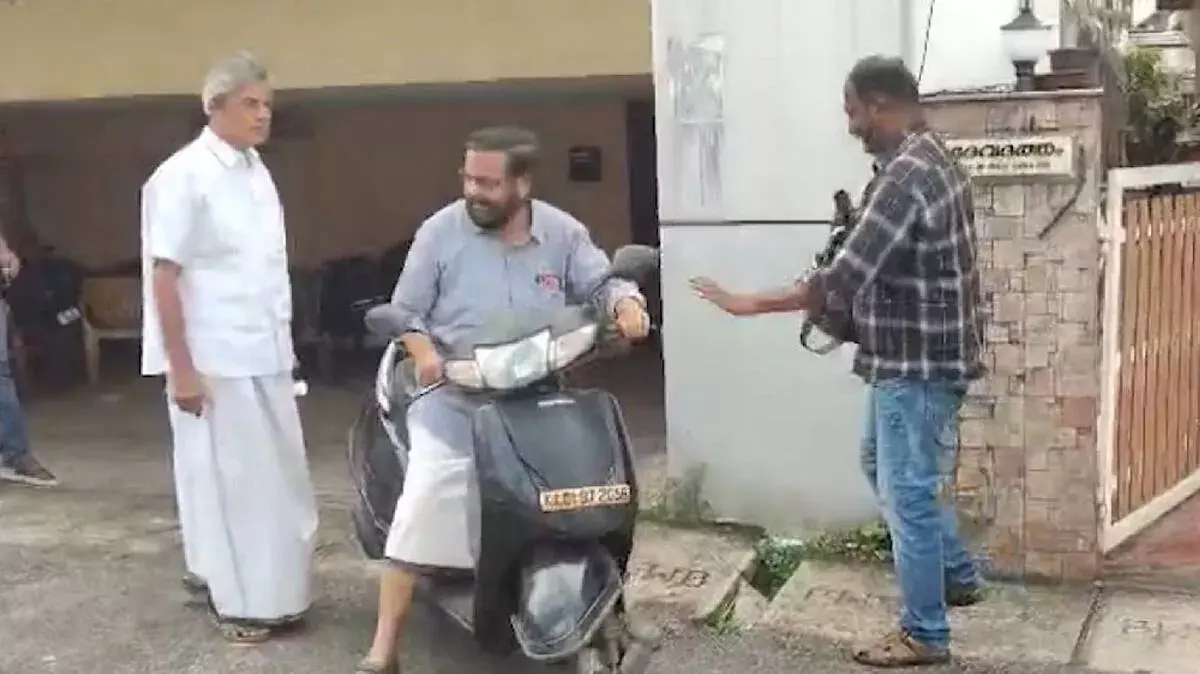 MVD का दोहरा रवैया? पूर्व मंत्री की बिना हेलमेट राइड पर साधी चुप्पी MVD का दोहरा रवैया? पूर्व मंत्री की बिना हेलमेट राइड पर साधी चुप्पी