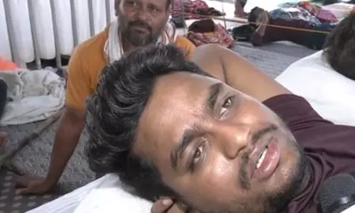धरने पर बैठे झारखंड सरकार से नाराज छात्र बोले-नौकरी तो बेच ही दी, अब जान भी ले लीजिए