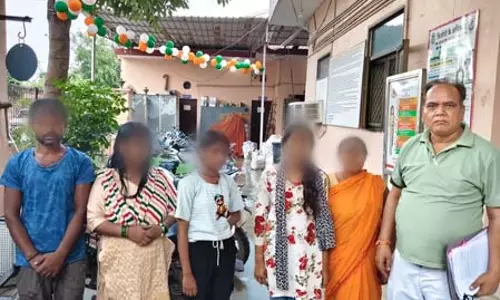 दिल्ली पुलिस ने लापता दो नाबालिग लड़कियों को दो घंटे के अंदर खोज निकाला, माता-पिता से मिलवाया दिल्ली पुलिस ने लापता दो नाबालिग लड़कियों को दो घंटे के अंदर खोज निकाला, माता-पिता से मिलवाया