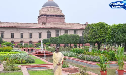 अमृत उद्यान में गर्मियों के फूलों की प्रदर्शनी शुरू राष्ट्रपति मुर्मू ने किया उद्घाटन अमृत उद्यान में गर्मियों के फूलों की प्रदर्शनी शुरू राष्ट्रपति मुर्मू ने किया उद्घाटन