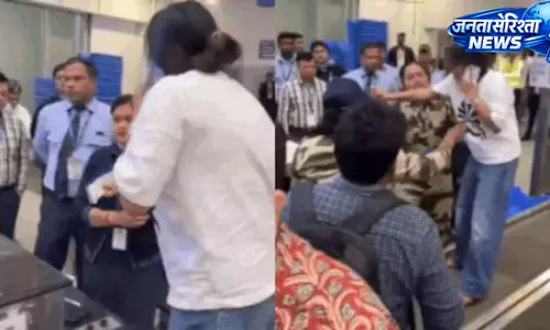 इंडिगो फ्लाइट रद्द होने पर महिला यात्री का हंगामा एयरपोर्ट संपत्ति नुकसान का आरोप इंडिगो फ्लाइट रद्द होने पर महिला यात्री का हंगामा एयरपोर्ट संपत्ति नुकसान का आरोप