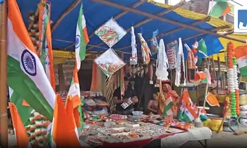 देशभर में जोरों-शोरों से चल रही स्वतंत्रता दिवस की तैयारियां, तिरंगे के रंगों से सजे बाजार