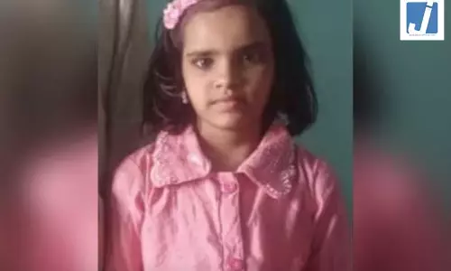 स्वतंत्रता दिवस की तैयारी के दौरान हादसा, पेड़ की डाल गिरने से 8 साल की बच्ची की मौत, मचा हड़कंप स्वतंत्रता दिवस की तैयारी के दौरान हादसा, पेड़ की डाल गिरने से 8 साल की बच्ची की मौत, मचा हड़कंप