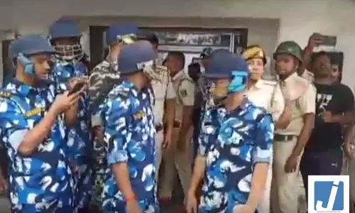 RG कर रेप और मर्डर केस: पूर्व विधायक पर अंडे फेंके गए, पहनाई जूतों की माला