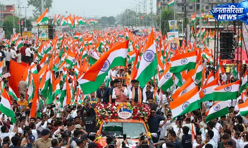 भोपाल में 32 किमी लंबी तिरंगा यात्रा, CM ने जिप्सी में सवार होकर किया नेतृत्व भोपाल में 32 किमी लंबी तिरंगा यात्रा, CM ने जिप्सी में सवार होकर किया नेतृत्व