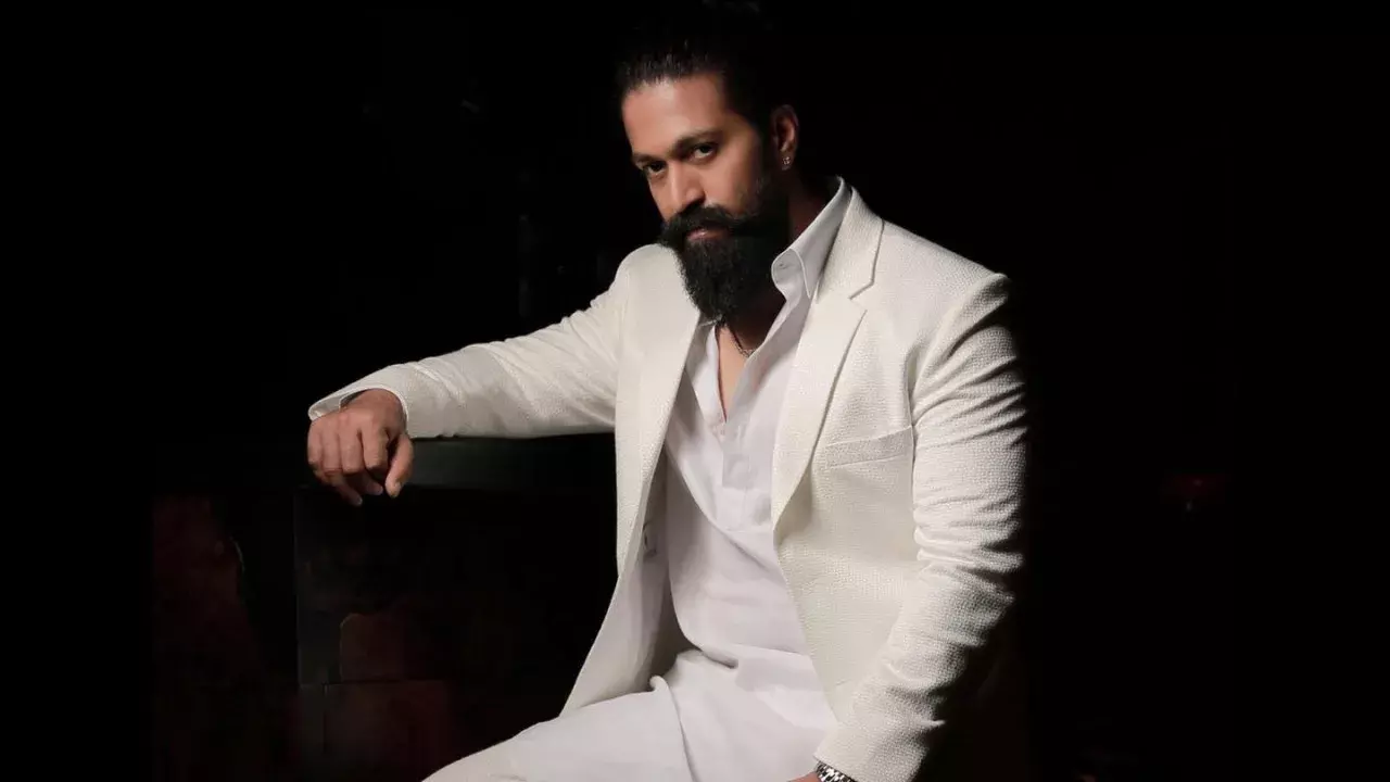 कियारा के पहले रेन सीन पर यश का हैरान कर देने वाला रिएक्शन कियारा के पहले रेन सीन पर यश का हैरान कर देने वाला रिएक्शन