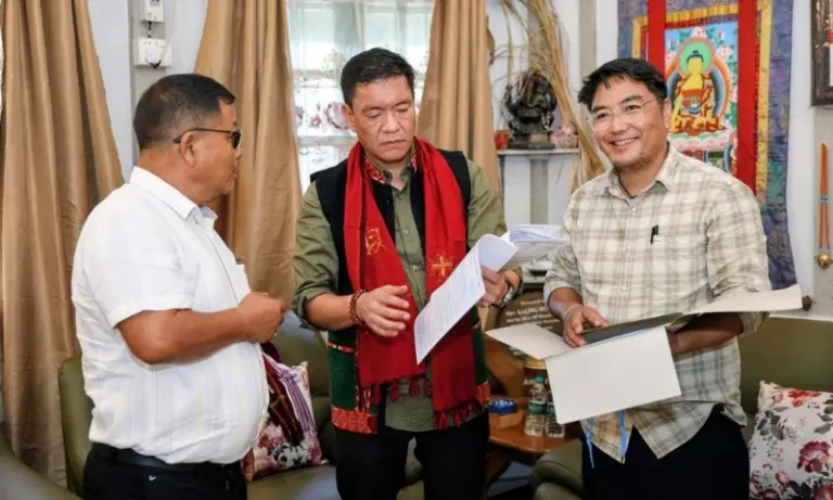 Arunachal: सियांग परियोजना को लेकर CM से मिले लोग Arunachal: सियांग परियोजना को लेकर CM से मिले लोग