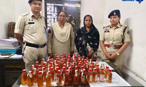 अवैध शराब बिक्री पर पुलिस की कार्रवाई, महिला आरोपी गिरफ्तार अवैध शराब बिक्री पर पुलिस की कार्रवाई, महिला आरोपी गिरफ्तार