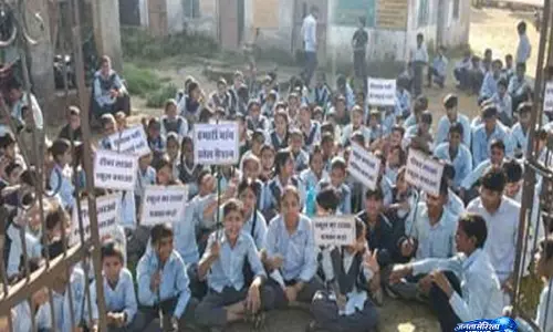 अलवर में कॉकरोच जनता पार्टी ने खोला मोर्चा अलवर में कॉकरोच जनता पार्टी ने खोला मोर्चा