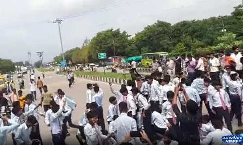लखनऊ में जेन अल्फा छात्रों का गुस्सा सड़क पर उतरा लखनऊ में जेन अल्फा छात्रों का गुस्सा सड़क पर उतरा