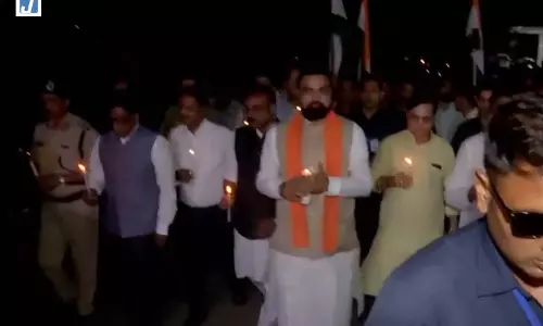 सीएम सम्राट चौधरी ने निकाला कैंडल मार्च विधानसभा पीपल ट्री तक पहुंचे सीएम सम्राट चौधरी ने निकाला कैंडल मार्च विधानसभा पीपल ट्री तक पहुंचे
