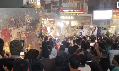 छात्रों ने निकाली आक्रोश यात्रा चार मंत्रियों के पुतले फूंके