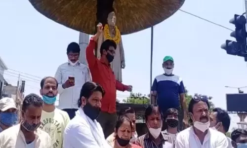 नेहरू की प्रतिमा पर विवाद पुलिस की मौजूदगी में कांग्रेस का प्रदर्शन नेहरू की प्रतिमा पर विवाद पुलिस की मौजूदगी में कांग्रेस का प्रदर्शन