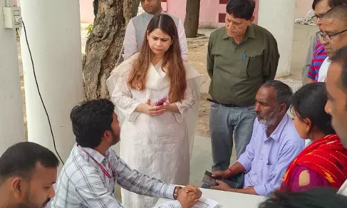 तैमूरपुर स्कूल पहुंचीं डीएम कम उपस्थिति पर मांगा जवाब तैमूरपुर स्कूल पहुंचीं डीएम कम उपस्थिति पर मांगा जवाब