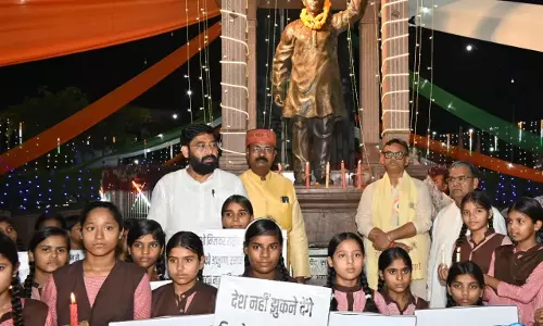 शहीदों को नमन कर देश की एकता बनाए रखने की ली शपथ शहीदों को नमन कर देश की एकता बनाए रखने की ली शपथ