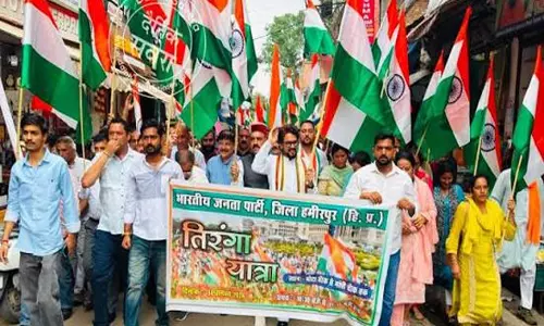 हमीरपुर में देशभक्ति का ज्वार तिरंगा यात्रा में जुटी भारी भीड़ हमीरपुर में देशभक्ति का ज्वार तिरंगा यात्रा में जुटी भारी भीड़