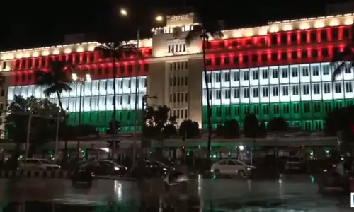 स्वतंत्रता दिवस की पूर्व संध्या पर तिरंगे की रोशनी में जगमगाया मुंबई स्वतंत्रता दिवस की पूर्व संध्या पर तिरंगे की रोशनी में जगमगाया मुंबई