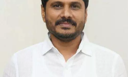 आंध्र प्रदेश: वाईएसआरसीपी सांसद ने टीईटी मुद्दे पर तीन शिक्षकों के निलंबन की निंदा की आंध्र प्रदेश: वाईएसआरसीपी सांसद ने टीईटी मुद्दे पर तीन शिक्षकों के निलंबन की निंदा की