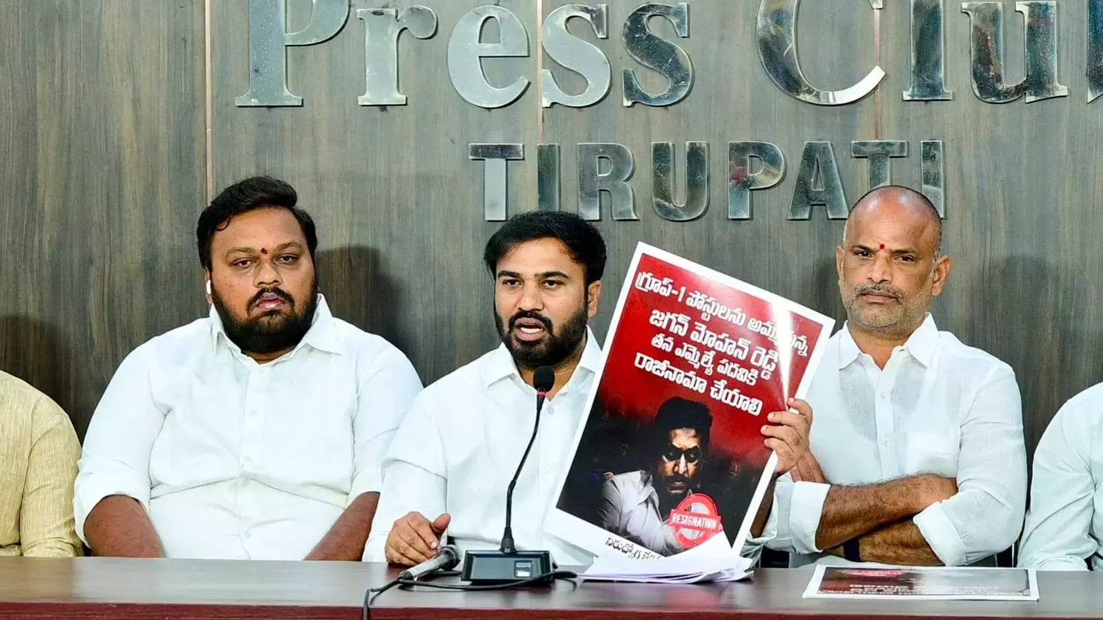 Andhra: SAAP प्रमुख ने पिछली सरकार की ग्रुप-1 भर्ती में भ्रष्टाचार का आरोप लगाया Andhra: SAAP प्रमुख ने पिछली सरकार की ग्रुप-1 भर्ती में भ्रष्टाचार का आरोप लगाया