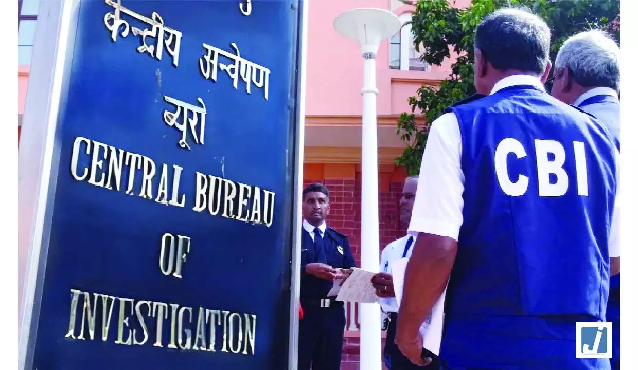 सीनियर DME के दफ्तर में देर रात तक जांच, CBI की दबिश सीनियर DME के दफ्तर में देर रात तक जांच, CBI की दबिश