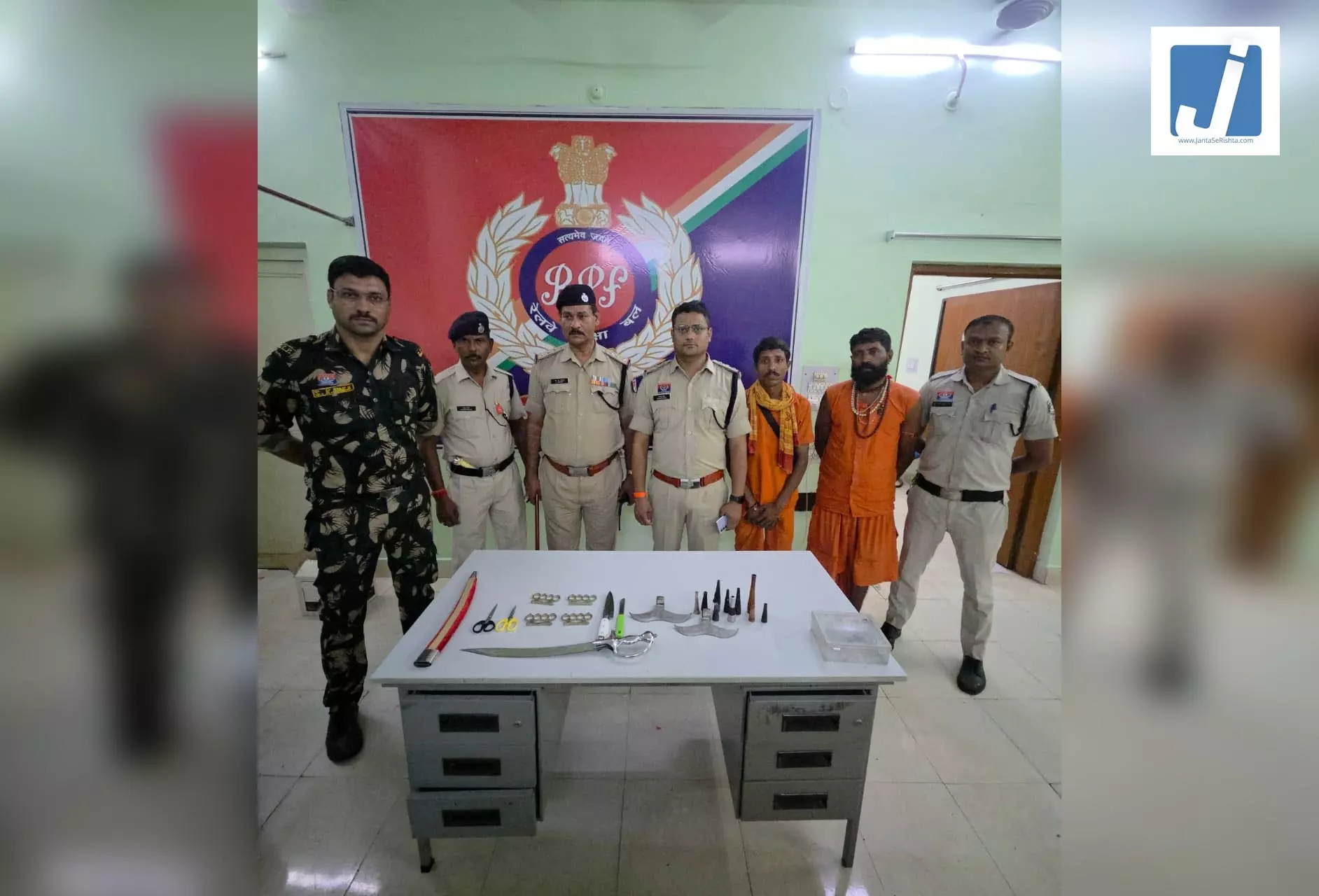 पुलिस, GRP और RPF की टीम ने बिलासपुर रेलवे स्टेशन पर की चेकिंग पुलिस, GRP और RPF की टीम ने बिलासपुर रेलवे स्टेशन पर की चेकिंग