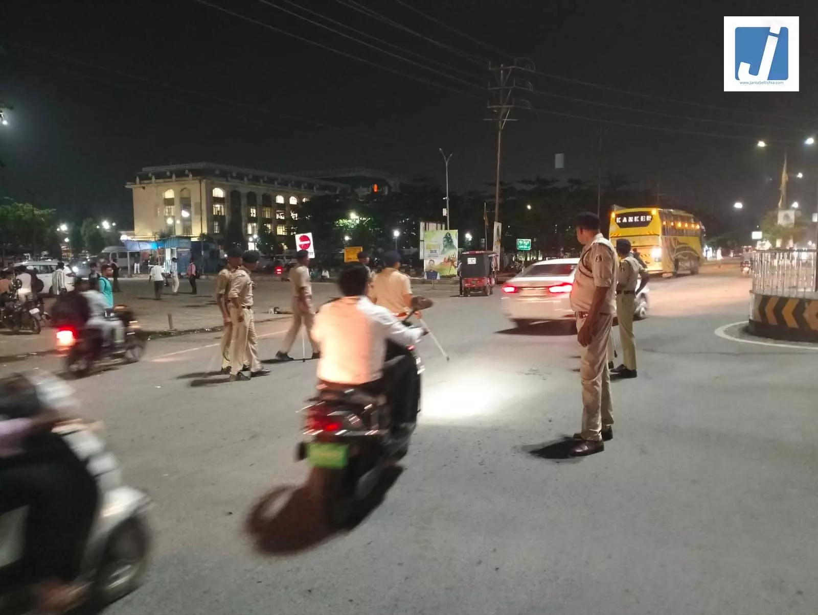 रायपुर में 15 अगस्त को लेकर सुरक्षा व्यवस्था कड़ी, सभी एंट्री-एग्जिट पॉइंट पर 24 घंटे नाकेबंदी रायपुर में 15 अगस्त को लेकर सुरक्षा व्यवस्था कड़ी, सभी एंट्री-एग्जिट पॉइंट पर 24 घंटे नाकेबंदी