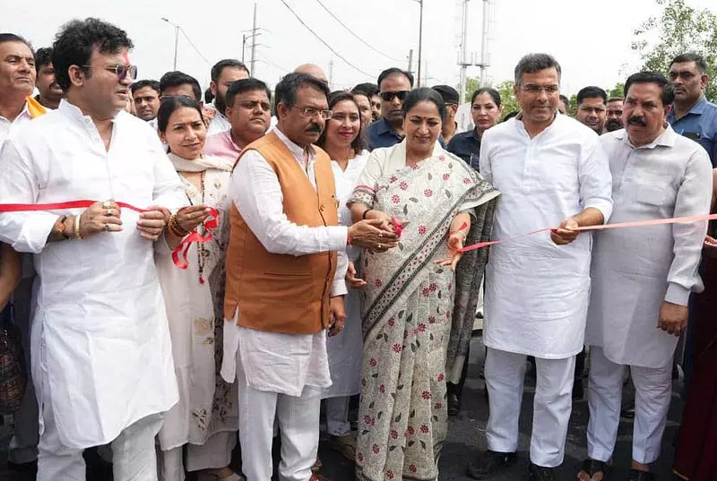 Delhi की सीएम रेखा ने कोंडली में 2 स्लिप रोड ब्रिज का उद्घाटन किया Delhi की सीएम रेखा ने कोंडली में 2 स्लिप रोड ब्रिज का उद्घाटन किया