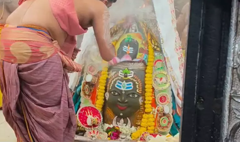 त्रिपुंड, रजत मुकुट, मुंडमाला और ताजे सुगंधित फूलों से अलौकिक रूप में सजे बाबा महाकाल त्रिपुंड, रजत मुकुट, मुंडमाला और ताजे सुगंधित फूलों से अलौकिक रूप में सजे बाबा महाकाल