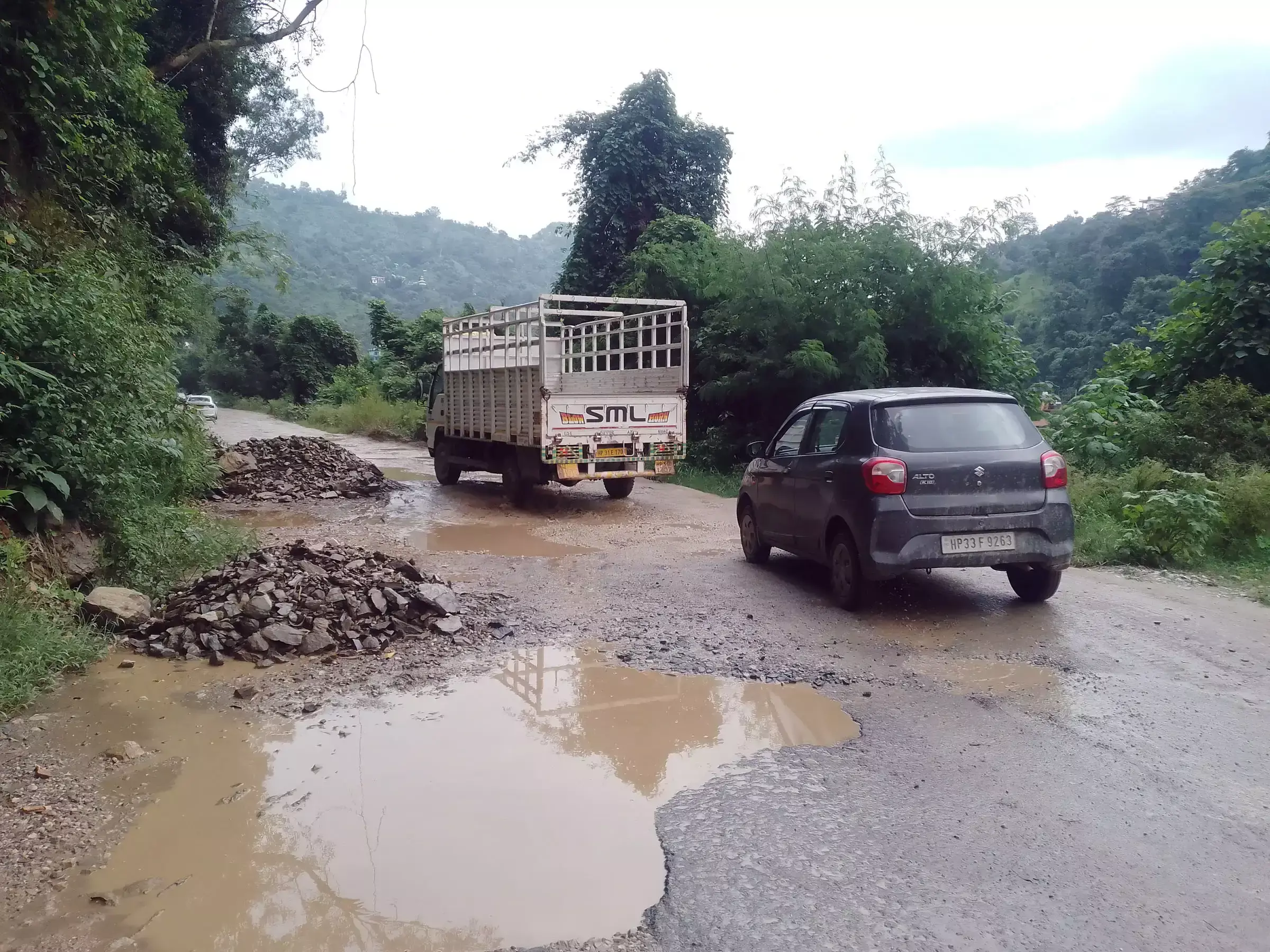 Mandi: मंडी में सड़क की बदहाली से बढ़ी परेशानी, वाहन चालकों ने उठाई सुधार की मांग Mandi: मंडी में सड़क की बदहाली से बढ़ी परेशानी, वाहन चालकों ने उठाई सुधार की मांग