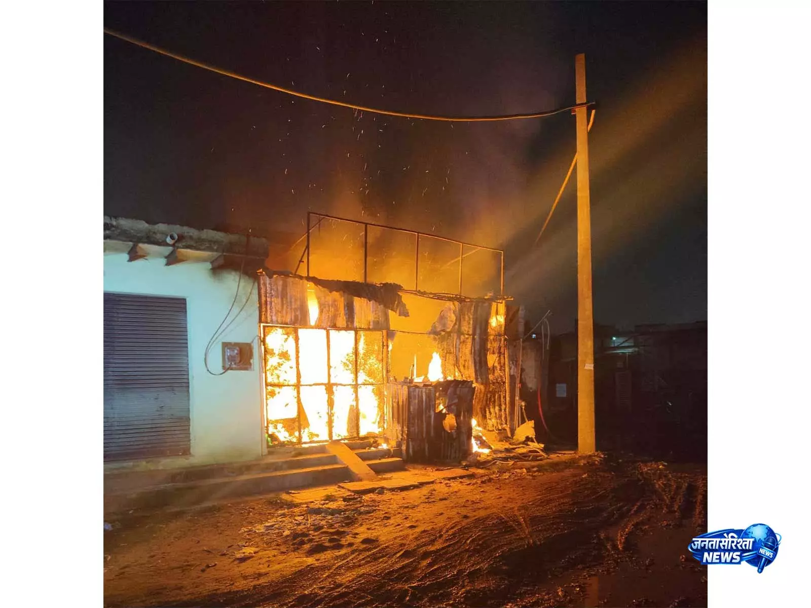 ग्रेटर नोएडा पश्चिम में एक दुकान में आग लगने से एक व्यक्ति की मौत ग्रेटर नोएडा पश्चिम में एक दुकान में आग लगने से एक व्यक्ति की मौत