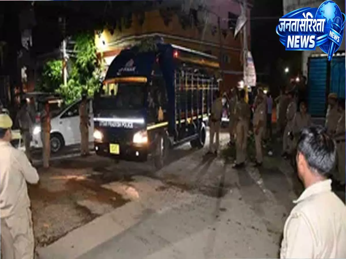 अतीक के बेटे उमर के समर्थकों पर पुलिस का एक्शन टोल हंगामे के बाद चार कारें जब्त अतीक के बेटे उमर के समर्थकों पर पुलिस का एक्शन टोल हंगामे के बाद चार कारें जब्त