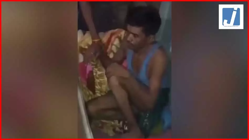 बक्से में छिपा मिला प्रेमी, बाहर आते ही भीड़ ने युवक और महिला को गांव में घुमाया बक्से में छिपा मिला प्रेमी, बाहर आते ही भीड़ ने युवक और महिला को गांव में घुमाया