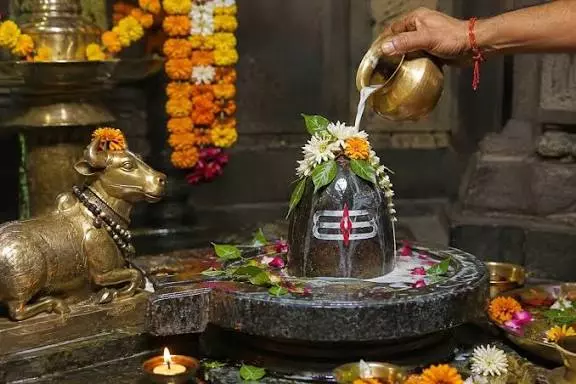 बुद्धि और तरक्की के लिए सावन सोमवार उपाय शिवलिंग पर अर्पित करें ये वस्तुएं बुद्धि और तरक्की के लिए सावन सोमवार उपाय शिवलिंग पर अर्पित करें ये वस्तुएं
