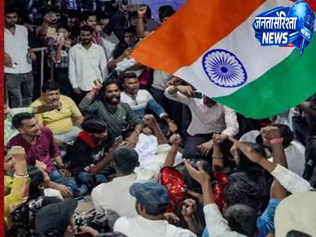 छात्र आंदोलन में उमड़ा युवाओं का हुजूम नारों और देशभक्ति गीतों से गूंजा मैदान छात्र आंदोलन में उमड़ा युवाओं का हुजूम नारों और देशभक्ति गीतों से गूंजा मैदान
