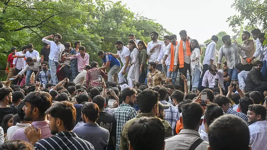 भर्ती गड़बड़ी के खिलाफ छात्रों का आंदोलन 21वें दिन जारी भर्ती गड़बड़ी के खिलाफ छात्रों का आंदोलन 21वें दिन जारी