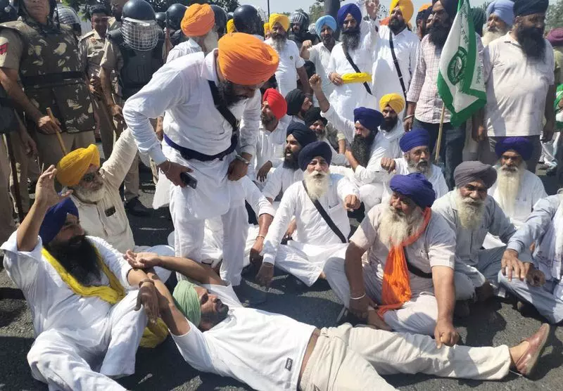 Ambala में प्रदर्शन पर पुलिस का लाठीचार्ज Ambala में प्रदर्शन पर पुलिस का लाठीचार्ज