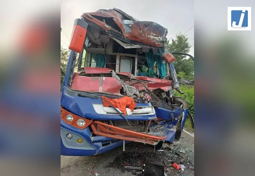 कांवड़ियों से भरी बस ट्रक से टकराई, तीन की मौत 50 से अधिक घायल कांवड़ियों से भरी बस ट्रक से टकराई, तीन की मौत 50 से अधिक घायल