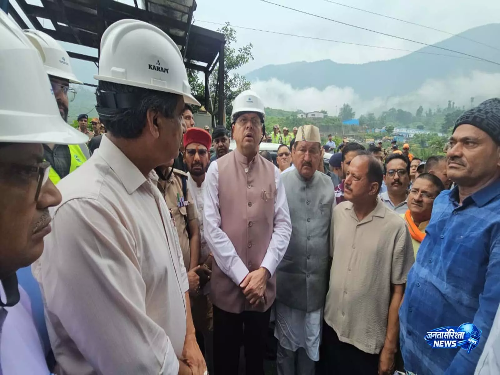सुरंग में फंसे मजदूरों के रेस्क्यू ऑपरेशन पर CM की नजर सुरंग में फंसे मजदूरों के रेस्क्यू ऑपरेशन पर CM की नजर