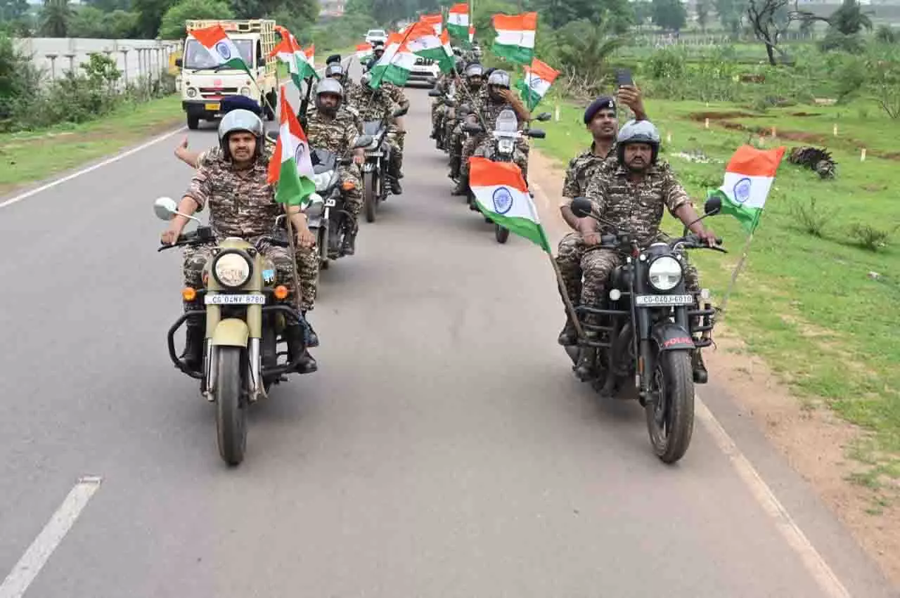 छत्तीसगढ़: CRPF 211 वाहिनी की भव्य तिरंगा यात्रा ने जगाई देशभक्ति की भावना छत्तीसगढ़: CRPF 211 वाहिनी की भव्य तिरंगा यात्रा ने जगाई देशभक्ति की भावना