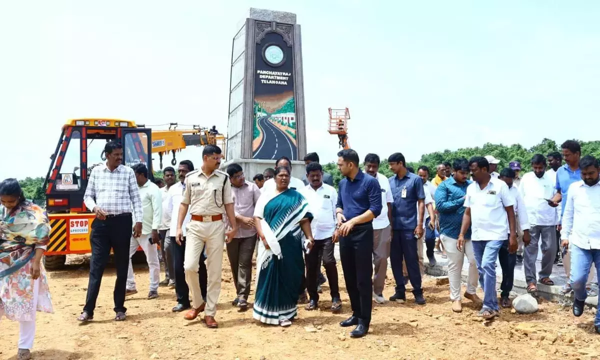 CM का मेदाराम दौरा: आदिवासी देवता के दर्शन और पेंशन की शुरुआत मुख्य आकर्षण CM का मेदाराम दौरा: आदिवासी देवता के दर्शन और पेंशन की शुरुआत मुख्य आकर्षण