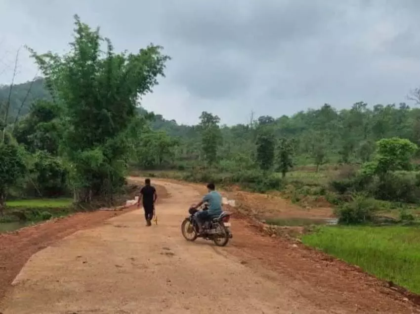 पगडंडी से पक्की सड़क तक पहुंचा अबुझमाड़ पगडंडी से पक्की सड़क तक पहुंचा अबुझमाड़